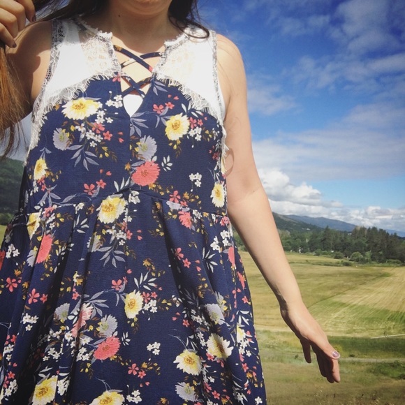 Only 1 Large left!!! Navy with floral dress. - Picture 4 of 8